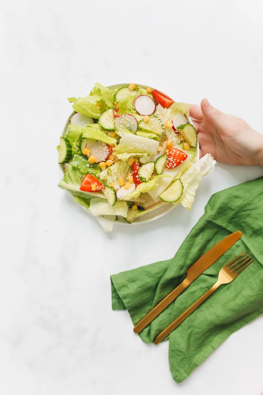 Kleurrijke verse salade met groenten en gezonde ingrediënten
